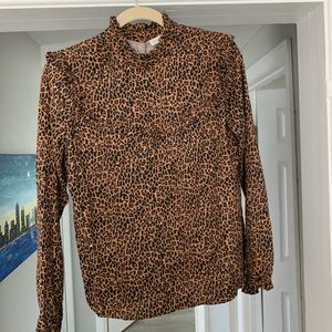 Hinge button up Cheetah print blouse